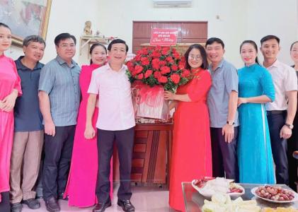 Lãnh đạo huyện tặng hoa chúc mừng Hội LHPN huyện nhân kỷ niệm 94 năm Ngày thành lập Hội LHPN Việt Nam